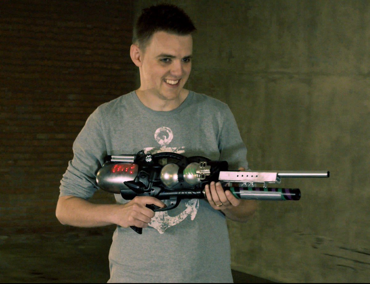 Visiontainment's tweet photo. Daar is ie dan! De zelfgemaakte lasergun! Komende week vinden jullie de video op het YouTube kanaal van de @HackathonVg https://t.co/aGlwO1GEkh