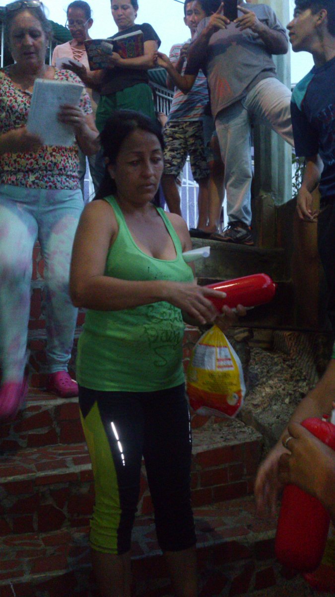 mariadcramirez1's tweet photo. En Los Sectores Vista Hermosa Y El Chaparral Fueron Beneficiadas 340 Familias Con Campo Soberano🐥 Uno de los Logros De la Revolución Llevando El Alimento A Las Familias Venezolanas 
#NoMasTrump 
#NoMasDolarToday 
#SoyComunicadorClap
@NicolasMaduro @FreddyBernal @GMAS_Tachira https://t.co/4VzHzvVyB6