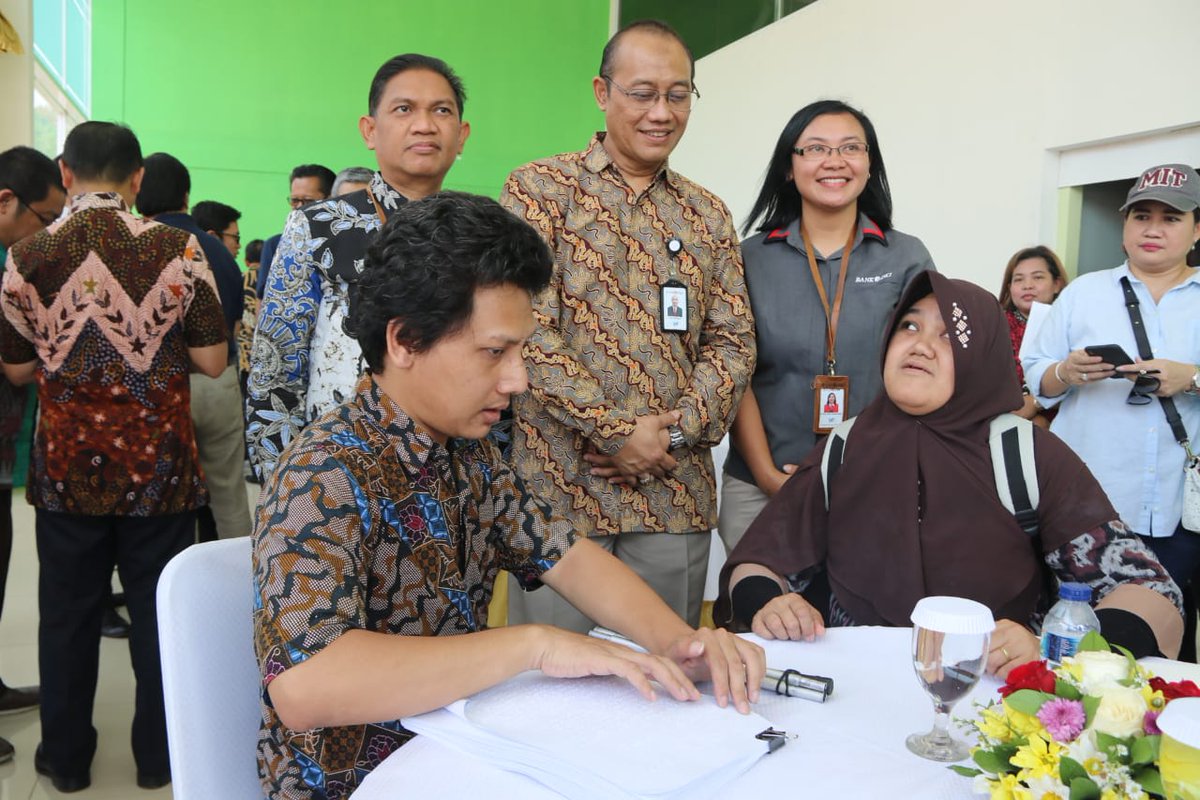 DKIJakarta's tweet photo. Keharuan menyelimuti pasangan suami istri Firman dan Tihana, kala menerima kunci rumah yang akan mereka tempati di hunian Nuansa Pondok Kelapa, pada festival #DPNol Rupiah 'Ini Rumah Gue', Sabtu (31/8/2019).
https://t.co/x52MyEiBWY
#DP0
#samawa
#dp0rupiahsamawa
#wajahbarujakarta https://t.co/BW71a41TxF