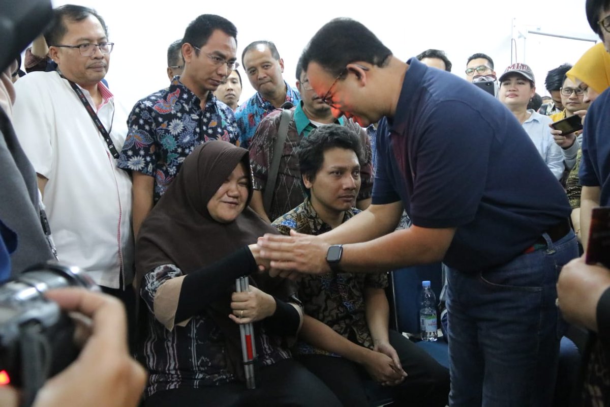 DKIJakarta's tweet photo. Keharuan menyelimuti pasangan suami istri Firman dan Tihana, kala menerima kunci rumah yang akan mereka tempati di hunian Nuansa Pondok Kelapa, pada festival #DPNol Rupiah 'Ini Rumah Gue', Sabtu (31/8/2019).
https://t.co/x52MyEiBWY
#DP0
#samawa
#dp0rupiahsamawa
#wajahbarujakarta https://t.co/BW71a41TxF