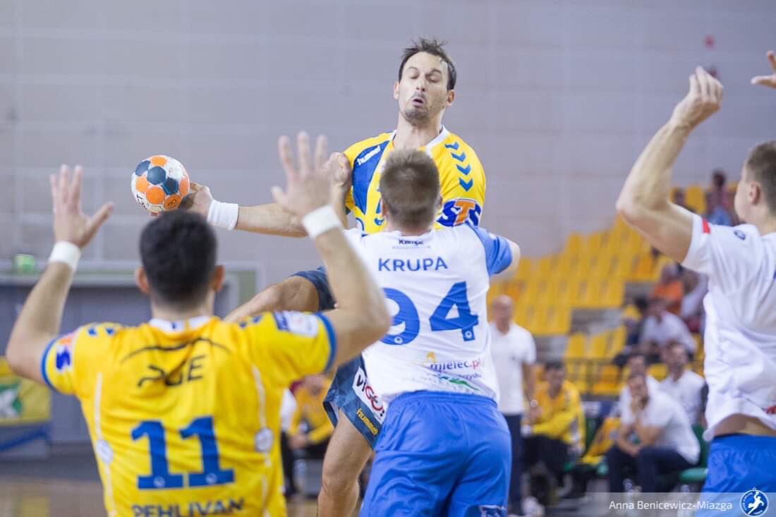 kielcehandball's tweet photo. 24’ minuta meczu 

Powiększamy prowadzenie do 7️⃣ goli ➡️ 15:8
Dobre interwencje w bramce zalicza nowy bramkarz naszej drużyny Andreas #Wolff 

#gramyrazem #handball #Kielce
📸 @ABMprojekt https://t.co/yRSJYRuRiP