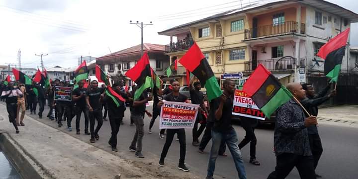 ShabbaAlaBiafra's tweet photo. #Biafran riverine move a Protest at Creek road axis of Port Harcourt Igweocha against @NigeriaGov Waterway Bill Aimed to takeover water side, Creeks, mangroves and fishing port in Biafra land

31/9/2019
 #NoToWaterbill
#NoToRuga
@MaziNnamdiKanu @Amaka_Ekwo https://t.co/RdzotD30eW