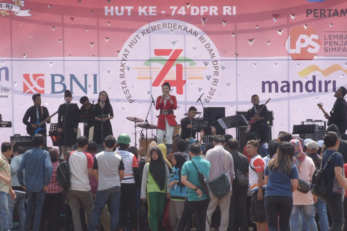 DPR_RI's tweet photo. Semarak Dangdut Pro Rakyat dalam rangkaian Pesta Rakyat memperingati HUT Ke-74 DPR RI, di Kompleks Parlemen, Senayan, Jakarta, Sabtu, 31 Agustus 2019. #PestaRakyat #DPRbersamaRakyat #HUT74DPR #74TahunDPR https://t.co/xuUkwLdgTL