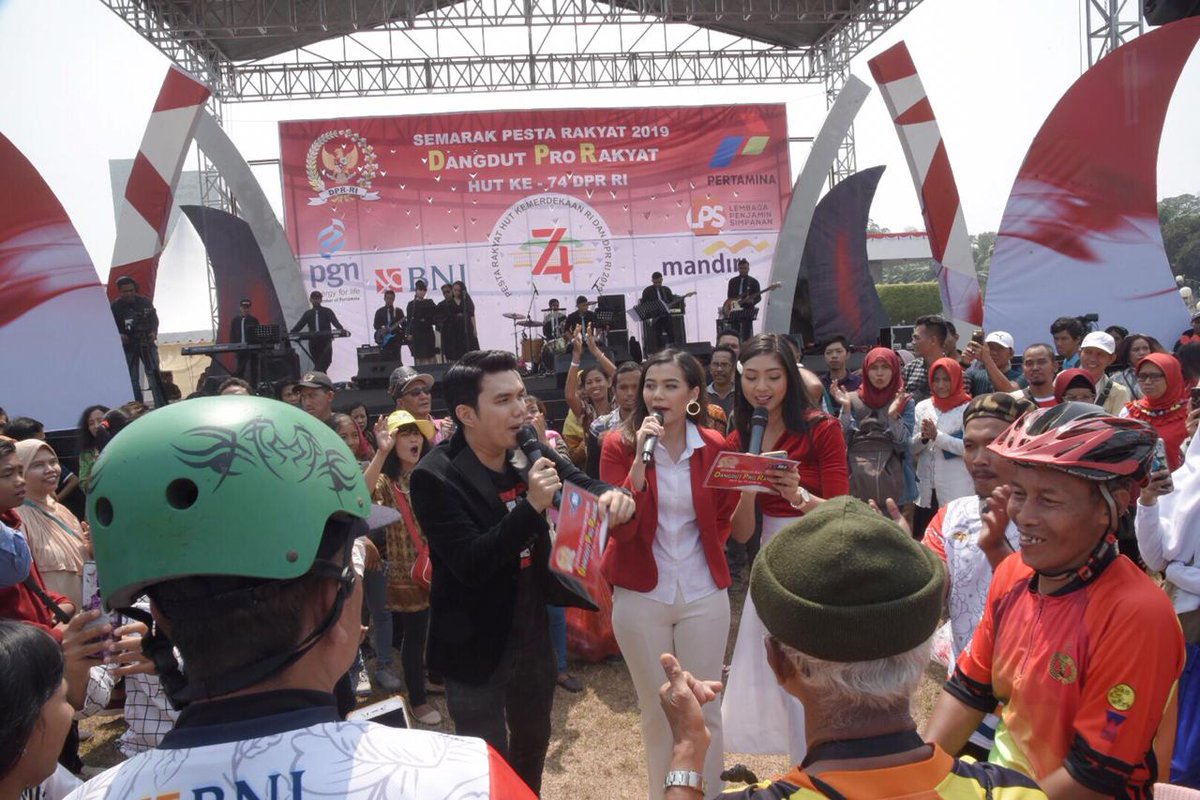 DPR_RI's tweet photo. Semarak Dangdut Pro Rakyat dalam rangkaian Pesta Rakyat memperingati HUT Ke-74 DPR RI, di Kompleks Parlemen, Senayan, Jakarta, Sabtu, 31 Agustus 2019. #PestaRakyat #DPRbersamaRakyat #HUT74DPR #74TahunDPR https://t.co/xuUkwLdgTL