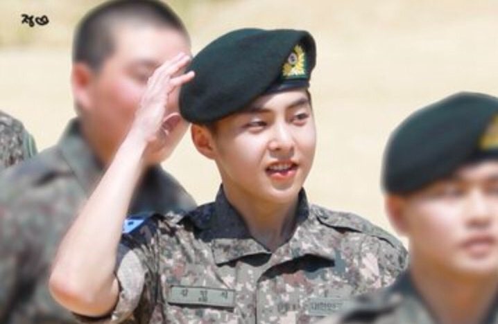 CHANSOOperior's tweet photo. Also congratulations to Kim Minseok for getting promoted to Private 1st Class! 😍😍😍👏🏻👏🏻👏🏻👏🏻 So proud of you!

#시우민_이제_일병이지말입니다
#2ndLevelXIUMIN @weareoneEXO https://t.co/e6LgEXxCAX