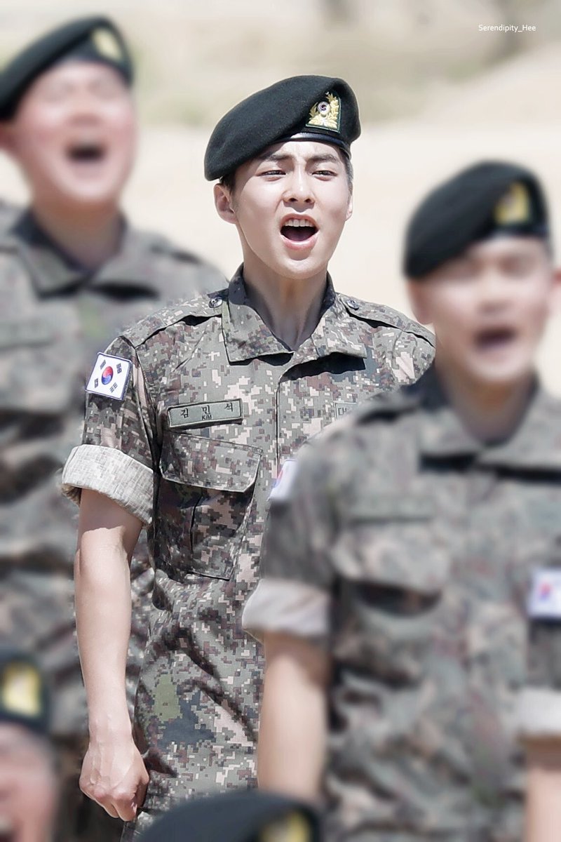 CHANSOOperior's tweet photo. Also congratulations to Kim Minseok for getting promoted to Private 1st Class! 😍😍😍👏🏻👏🏻👏🏻👏🏻 So proud of you!

#시우민_이제_일병이지말입니다
#2ndLevelXIUMIN @weareoneEXO https://t.co/e6LgEXxCAX