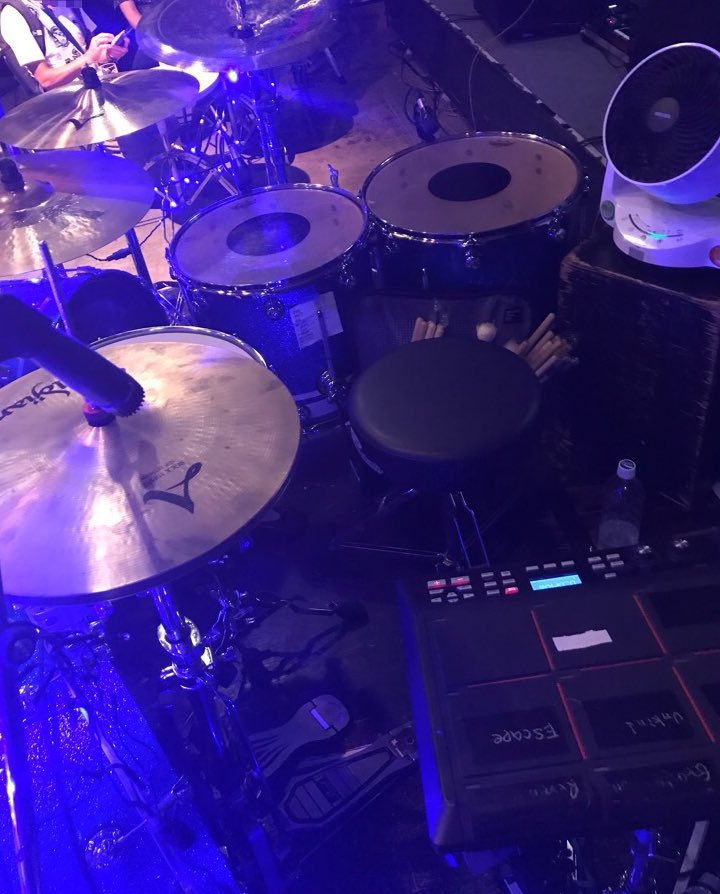 そーいえば昨日の居酒屋でぃ〜どらいぶでバイクの🔑に付けるキーホルダー買った

コレ元は割れたシンバルらしくよく見ると凹凸がある👀
D_DriveのChiikoさん🥁のお手製です。
アーティストのマインド受け継ぎました

僕…アーティストじゃないけど😗
#D_Drive 
#バイク乗りと繋がりたい