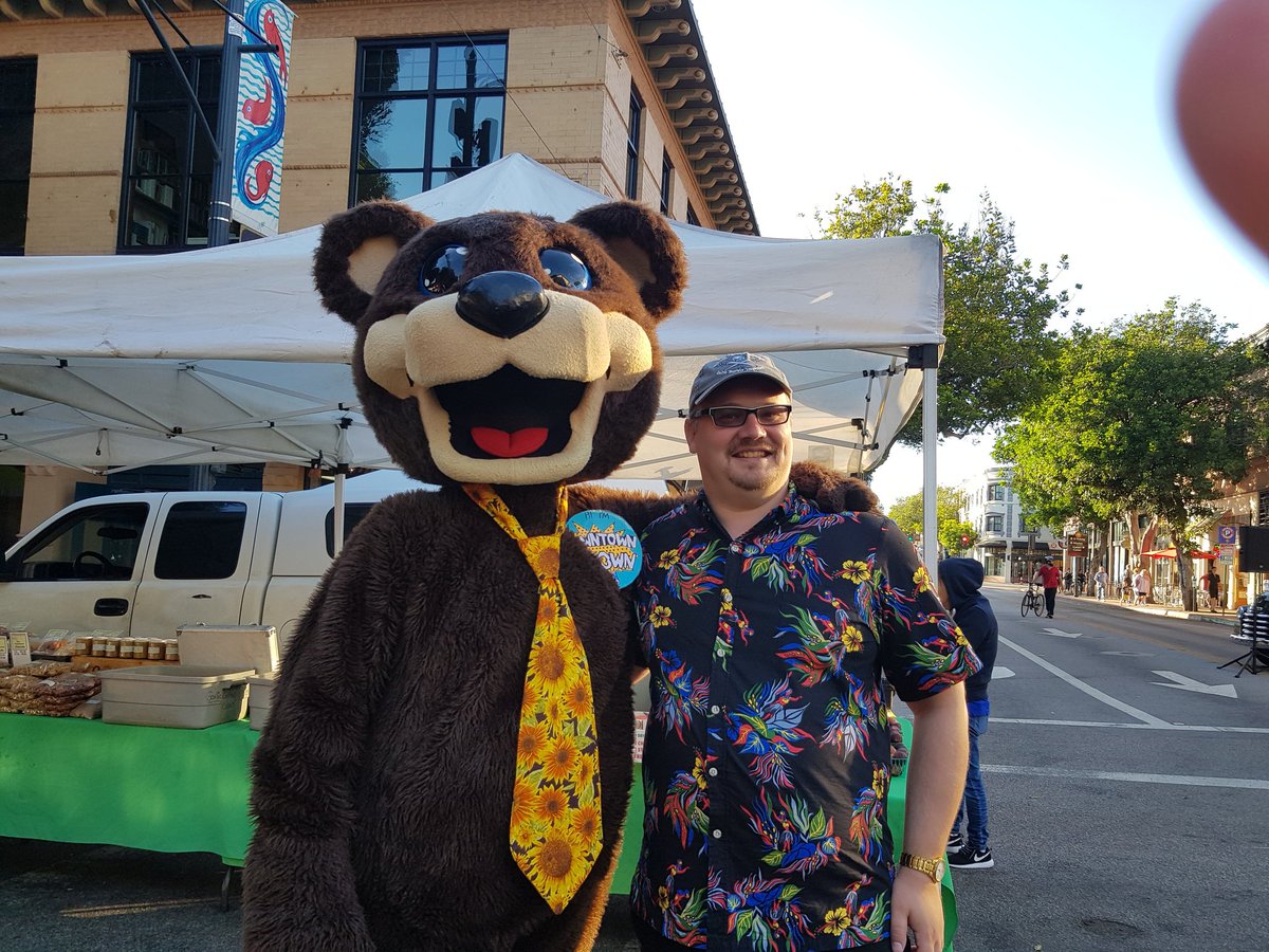 jb03hf's tweet photo. Few shots from the #SLO farmers market, #fdg19.

Dr. Brown meets Downtown Brown the mascot. https://t.co/pRmAqyfuh2