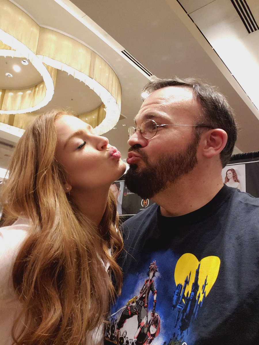 roswellian_tony's tweet photo. @maggiegeha When your celebrity crush wants to make sure you have the best #DragonCon ever! By far the best celebrity meet and greet I've had yet. Thank you @maggiegeha, you are truly amazing! One of the best experiences I've ever had 💚😻 #maggiegeha #gotham #mriglesias https://t.co/OUz9y45bwR