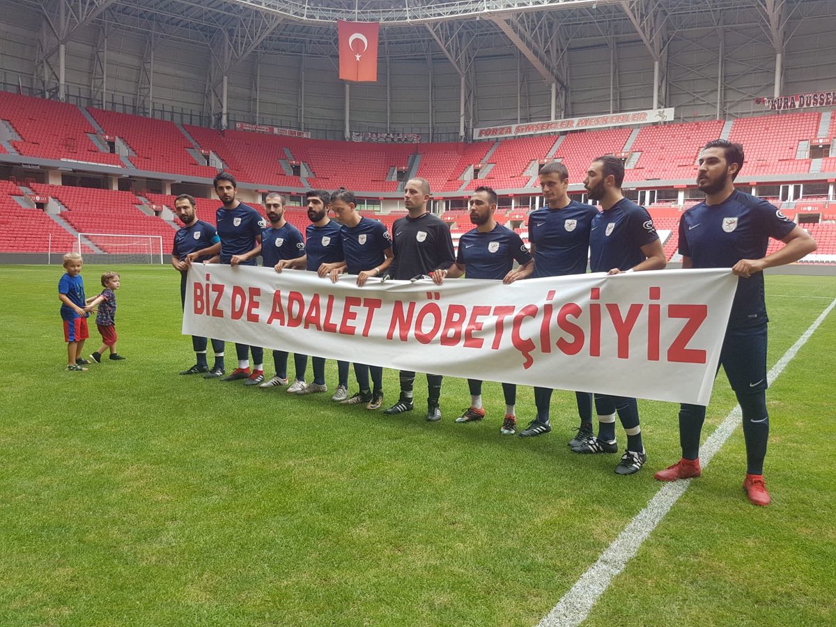 AYTAKaytac's tweet photo. #adaletnöbeti İstanbul barosu futbol takımı  Samsun’da İzmir barosu takımı Alsancak  ile şampiyonluk maçına böyle çıktı 👏👏👏✌️ https://t.co/PwZLGh1Y5Q