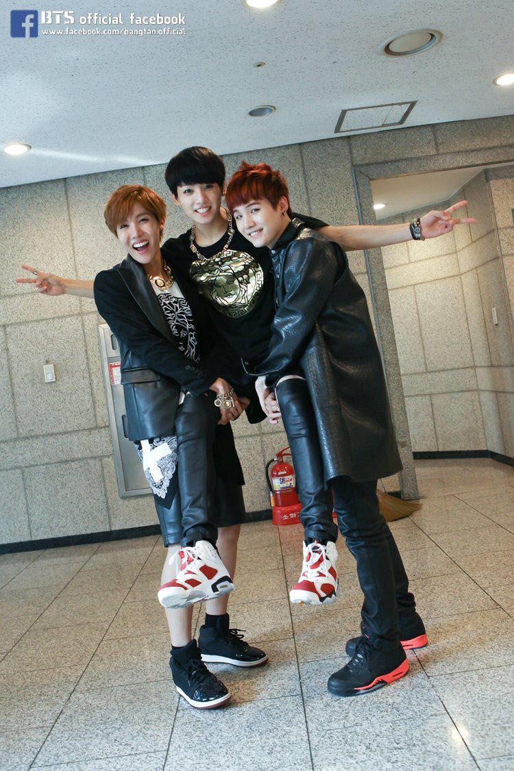 sopeslook's tweet photo. happy birthday to our golden boy 🍯💛 he grew up so fast 🥺
#GoldenJungkookDay #HappyBirthdayJungkook https://t.co/IdjXUKf2jE