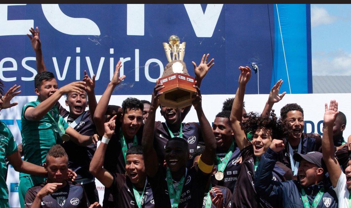 Chubb_Seguros's tweet photo. Felicitamos a @IDV_EC por obtener el título de bicampeón en la #CopaMDMEnDIRECTV, siempre asegurando su victoria con #Chubb Seguros. #IdvFormativas #Fútbol @IDV_Torneos https://t.co/NYsVP4mPlY