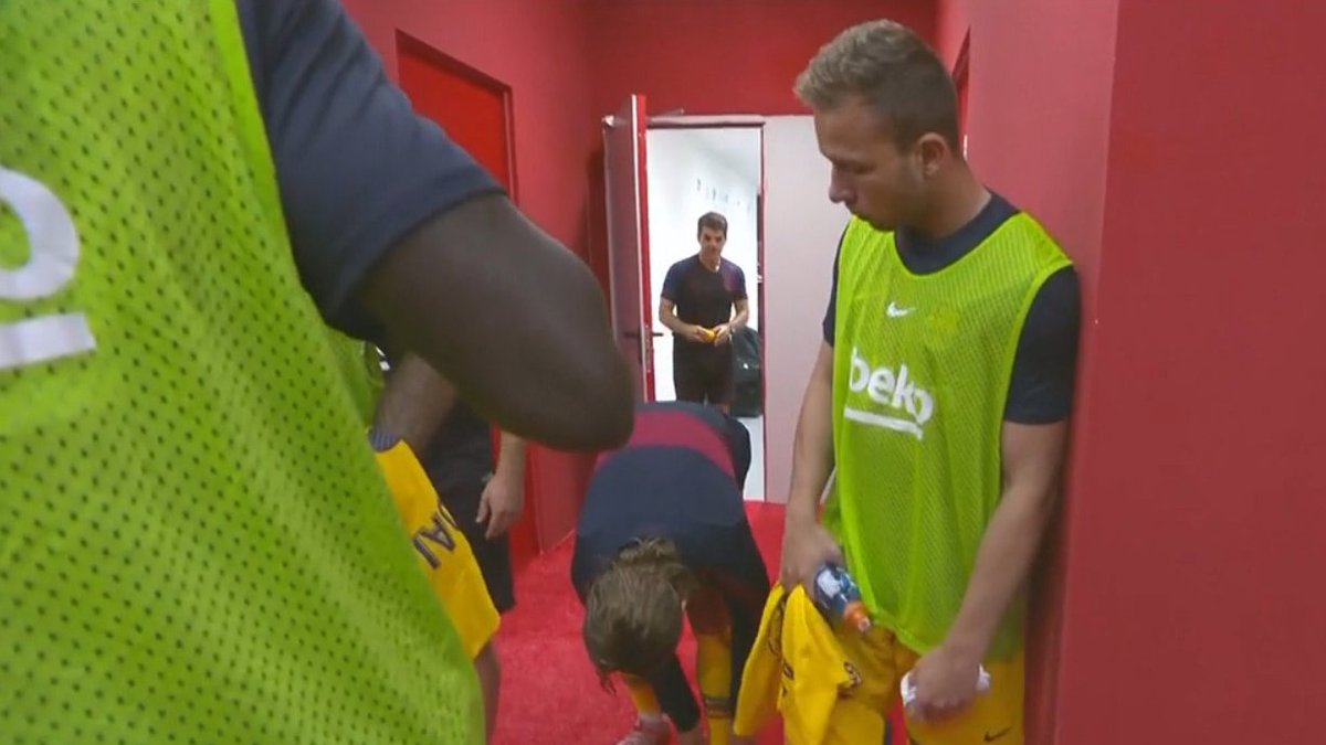 Arthur con el peto de suplente, la mirada perdida al suelo, es inexplicable que Valverde no vea el talento descomunal de este futbolista.