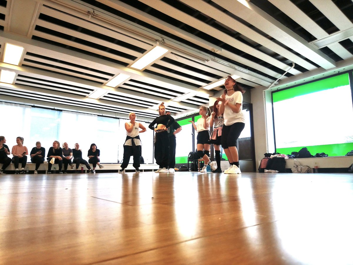 TraconMedley's tweet image. Tänään ryhmät kerääntyivät nauttimaan yhteisistä tanssitreeneistä.
Luvassa jälleen toinen toistaan upeampia esityksiä, joita et todellakaan halua missata!

Nähdään ensi viikonloppuna!💃🏼✨
#tracon #tracondancemedley