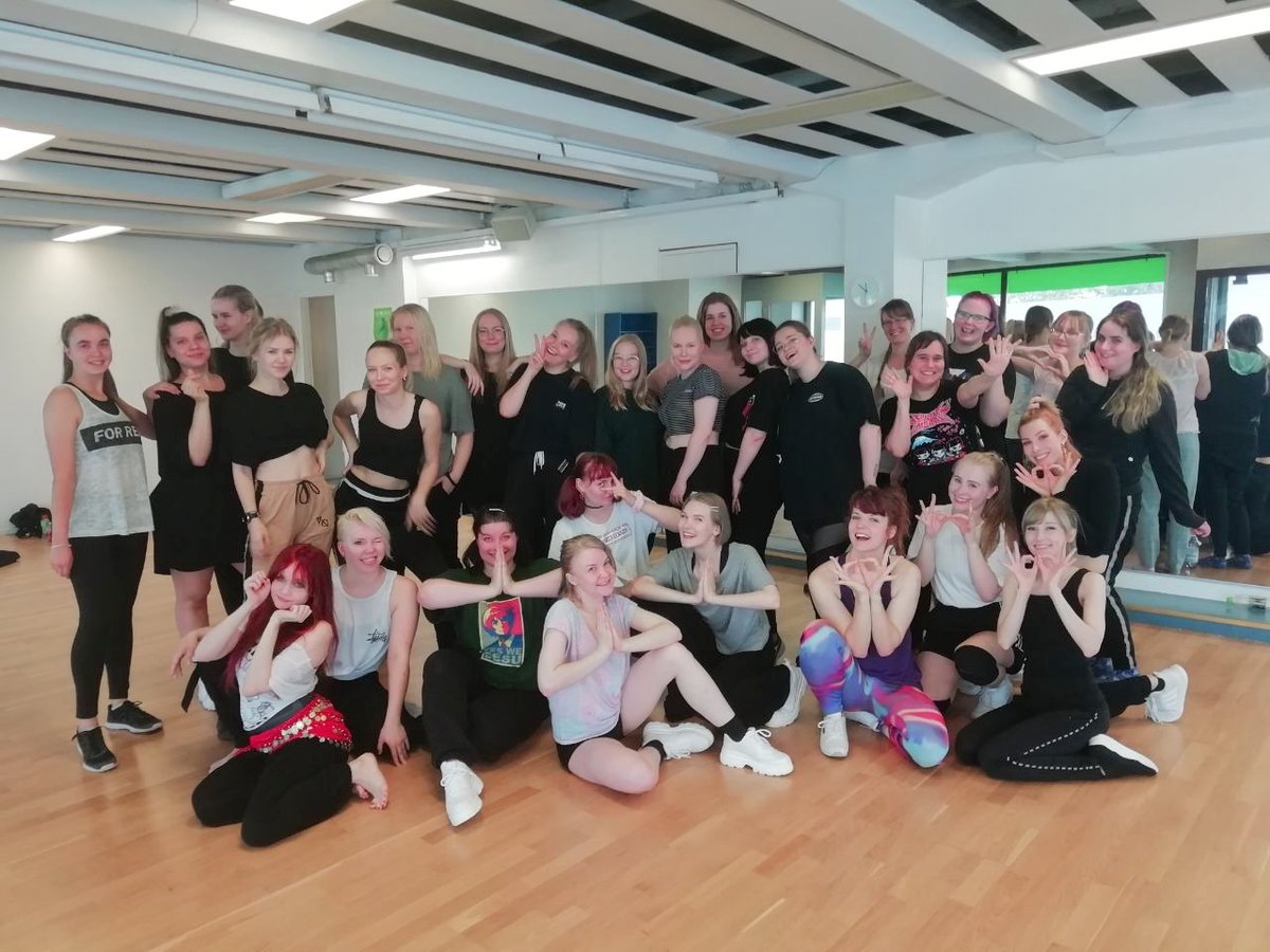 TraconMedley's tweet image. Tänään ryhmät kerääntyivät nauttimaan yhteisistä tanssitreeneistä.
Luvassa jälleen toinen toistaan upeampia esityksiä, joita et todellakaan halua missata!

Nähdään ensi viikonloppuna!💃🏼✨
#tracon #tracondancemedley