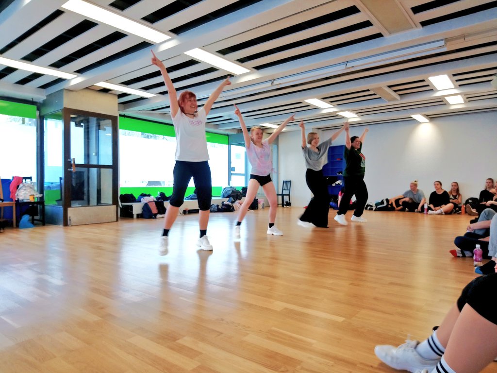 TraconMedley's tweet image. Tänään ryhmät kerääntyivät nauttimaan yhteisistä tanssitreeneistä.
Luvassa jälleen toinen toistaan upeampia esityksiä, joita et todellakaan halua missata!

Nähdään ensi viikonloppuna!💃🏼✨
#tracon #tracondancemedley