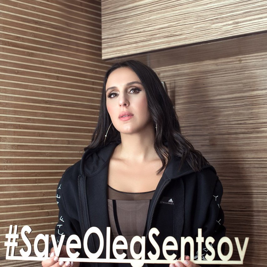 SaveSentsov's tweet image. Джамала (@jamala) долучилася до акції #SaveOlegSentsov!

Весь світ, від простих громадян і до зірок естради, кіно, журналістів і політиків вимагає свободи в&apos;язням Кремля!

І ми її обов&apos;язково доб&apos;ємося. Оскільки наша солідарність сильніше російських в&apos;язниць!