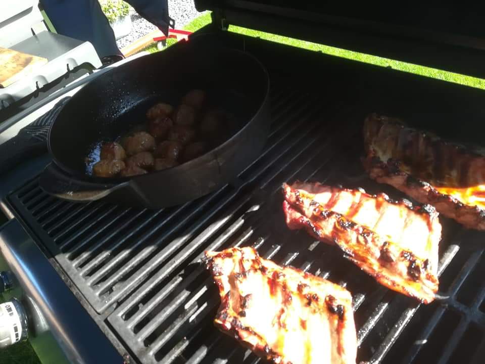 GrillEnCoGenk's tweet photo. Vandaag een privé BBQ in Hechtel en we mogen weer bakken 😁 diverse brochetten.. worstjes en heerlijke balletjes in stroop in de dutch-oven 😁 #weber #bbq #dutchoven #bbqtime https://t.co/MH8Yxy6Daz