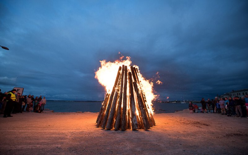 LauriBambus's tweet photo. Today is the Night of Ancient Bonfires 🇩🇰🇪🇪🇫🇮🇩🇪🇱🇻🇱🇹🇵🇱🇷🇺🇸🇪

According to the ancient tradition bonfires were lit at sunset on the seashore to guide the far away sailing sailors back home. Let’s lit bonfires on the shores of the Baltic Sea to communicate with seafarers &amp; neighbours https://t.co/tPlKAsh2Qd