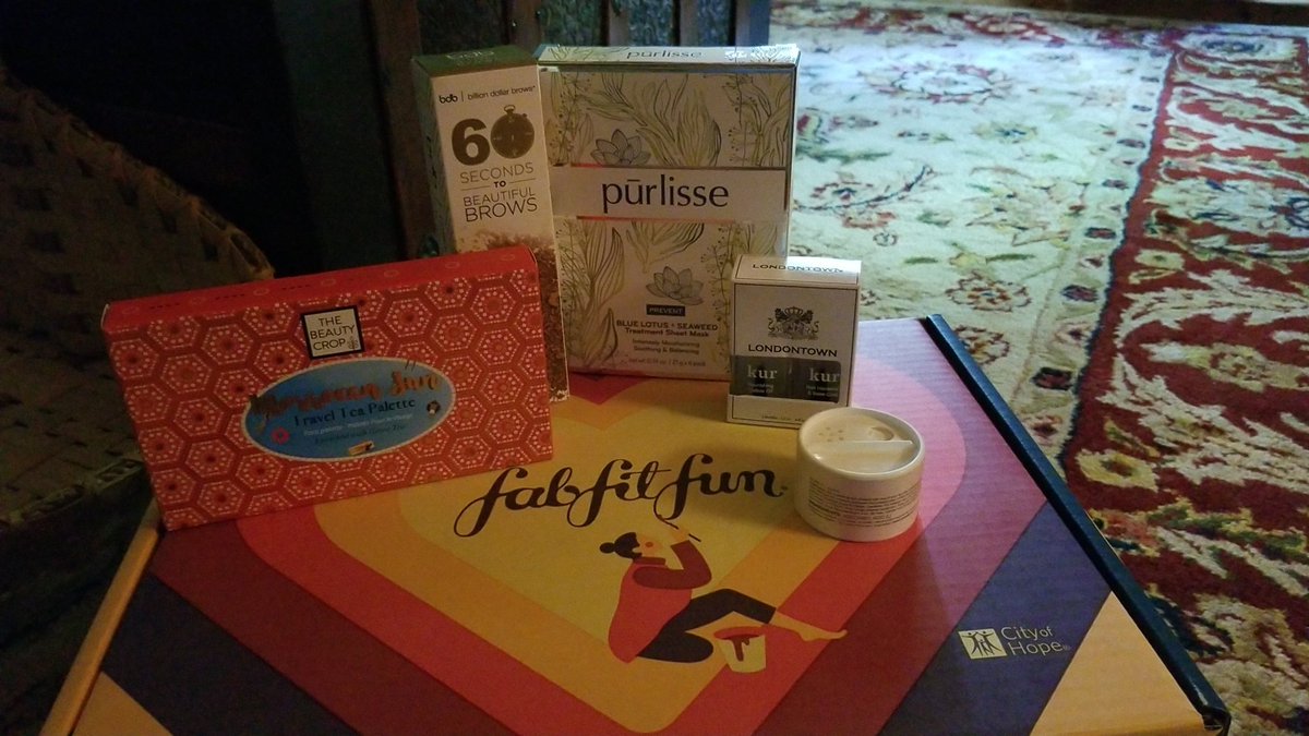 tenaquilts's tweet image. @FabFitFun Oh my goodness..my #FabFitFunfallbox just arrived!!! Just opening...#ToBeContinued 😊❤