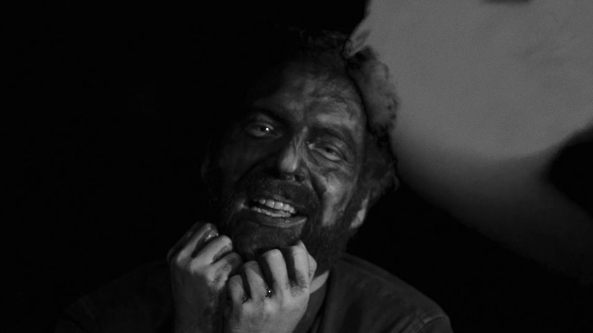 Seguimos en la 90.7 FM con Claudio Sánchez, vocalista de <a href="/limpiacabezales/">Limpiacabezales</a>, presentando "Escribe tu nombre", nuevo tema y videoclip que anuncia nuevo repertorio para un próximo álbum. "Ahora te ven la cara y luego te escuchan donde te puedan escuchar".
Pues esta es su cara 👇