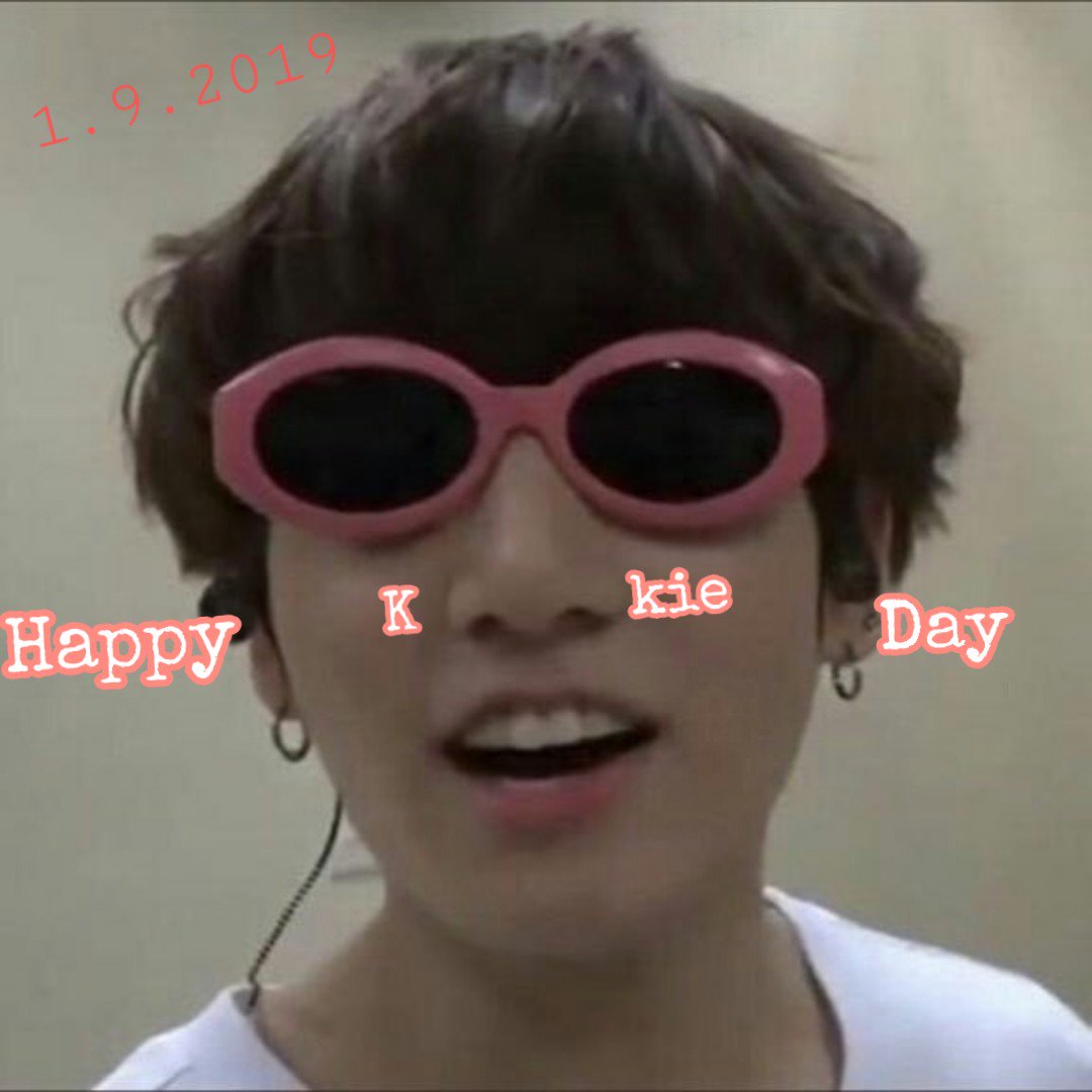 ThaeSaint's tweet photo. #GoldenJungkookDay
#1stSeptemberMiracle
#EuphoriaDay
#Happy_JK_Day
#정무행알 
#AlwaysWithYouJungkook
#AlwaysBeHappyJK
#BrightestStarJK 
Happy Birthday kookie🐰💜
@BTS_twt https://t.co/sxcnZqC7hC