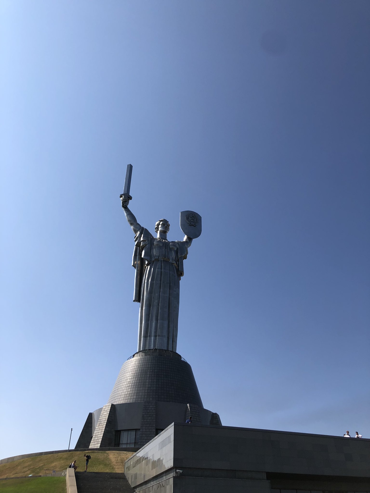 赤いくら キエフ版母なる祖国像 でかい の自由の女神像よりでかいと強調していたがそんなに差はないらしい 前の通路にはドイツに勝った順 で都市が並んでいた スターリングラードなんて都市はない 隣にはもはやおなじみソビエト彫刻 欧州見聞録