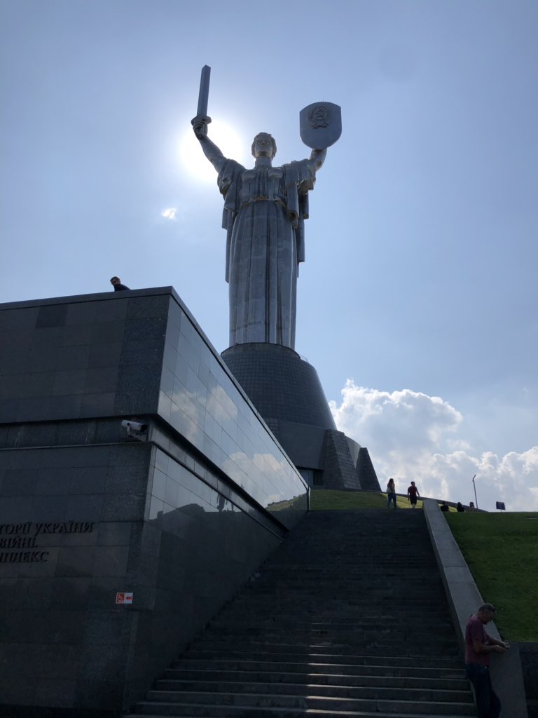 赤いくら キエフ版母なる祖国像 でかい の自由の女神像よりでかいと強調していたがそんなに差はないらしい 前の通路にはドイツに勝った順 で都市が並んでいた スターリングラードなんて都市はない 隣にはもはやおなじみソビエト彫刻 欧州見聞録