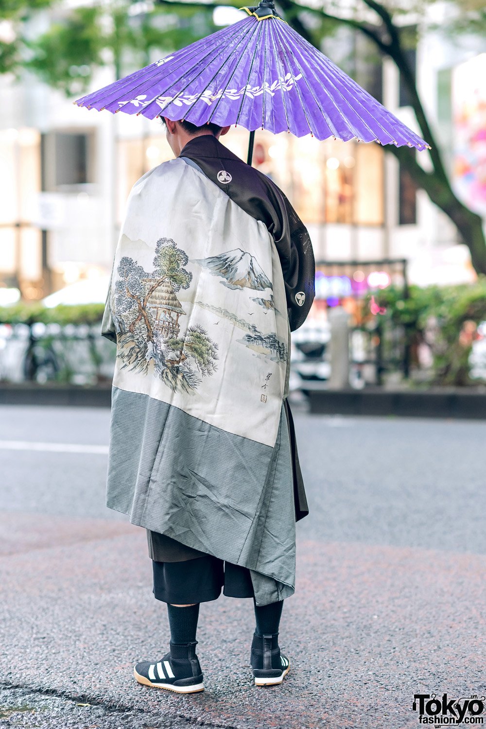 Tokyo Fashion on X: "21-year-old Yuki on the street in Harajuku mixing traditional Japanese fashion with modern streetwear. His look includes layered vintage kimono and wagasa umbrella, Lui's setup, and sock