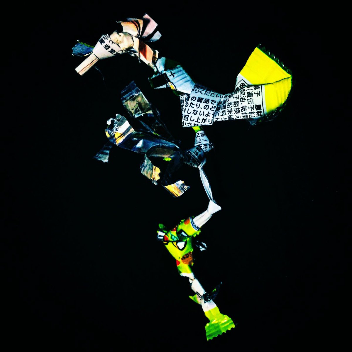 origami_receipt's tweet photo. おりがみとは違いますが
お菓子の袋や、布切れを手にした時、いつのまにかなにかを作っている。そんな遊びを幼少期からしておりました。

#dustart https://t.co/yHYkmWLftf