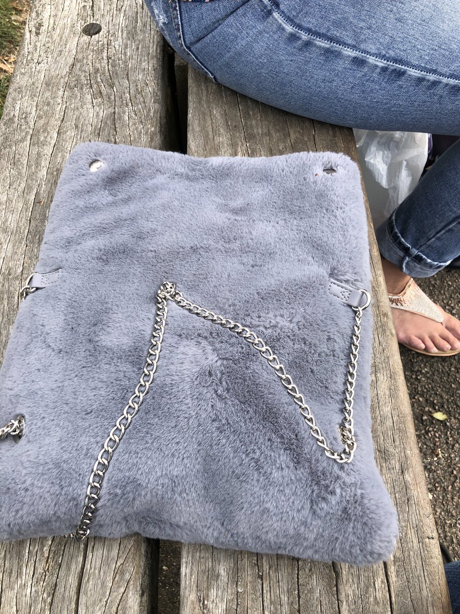 Who’s bag is it? Left at the park on tooting common! Come tweeters let’s find the owner of this child’s bag  @BalhamDailyPRSS <a href="/TTTGarden/">Tooting Comm Garden</a> @TootingPRSS <a href="/TootingEaters/">M & E</a> <a href="/Tootingsocial/">Tooting Social</a> <a href="/Tooting_local/">Tooting Local</a> please RT