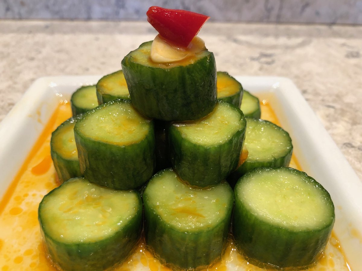 A pyramid of cucumber slices at ⁦<a href="/dintaifungusa/">Din Tai Fung</a>⁩ in ⁦<a href="/WestfieldCC/">WestfieldCenturyCity</a>⁩ makes me feel less guilty about all the carbs I’m consuming here.