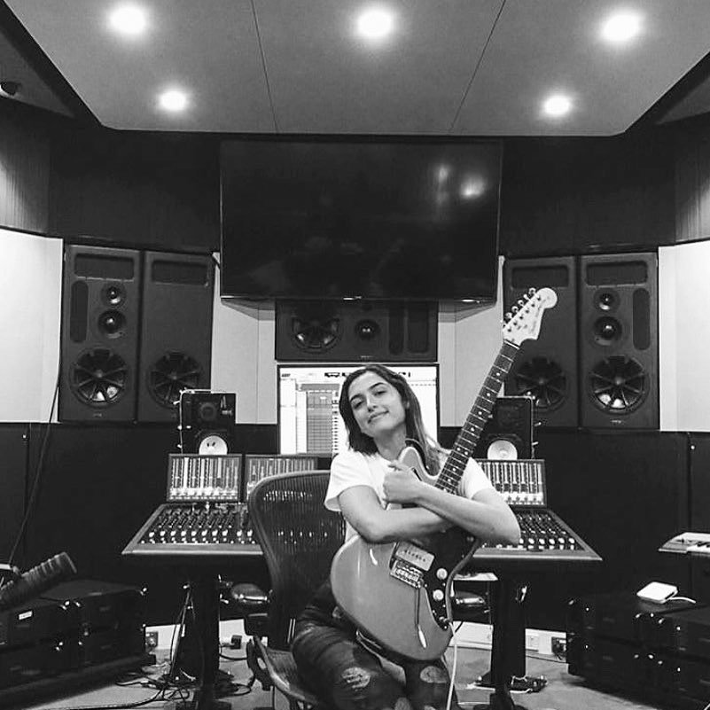 Avid's tweet photo. 💜🎸 Making music
⠀
📷 https://t.co/NBhUnuqLwp
▶️ https://t.co/4vSB1f6Ycj
⠀
#jesskent #avids6 #guitar #producing #songwriting #musicmaking #daw #protools #avid https://t.co/6x8SbkOVRg