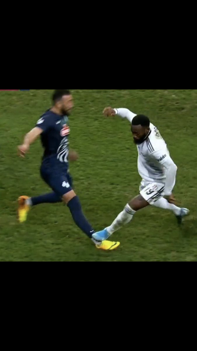 SKANDALLLLL BU POZİSYONA KIRMIZI KART ÇIKMADI ALLAHINI SEVEN RT YAPSIN BU ALGICI 6222 çocukları utanmadan sıkılmadan bir de “Galatasaray kollanıyor” der  

N’Koudou NASIL ATILMAZ?