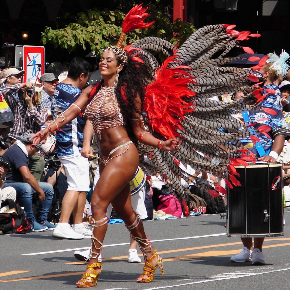 O Xrhsths ロジャーロジャー Sto Twitter 19年浅草サンバカーニバルの写真続き 外国人のプロダンサーが良い感じ 気分はpound The Alarmかinstruction カメラマンは中年 高齢者の男性が多かった 暑さで倒れそうになったり カメラマン同士の写り込み障害で口論し