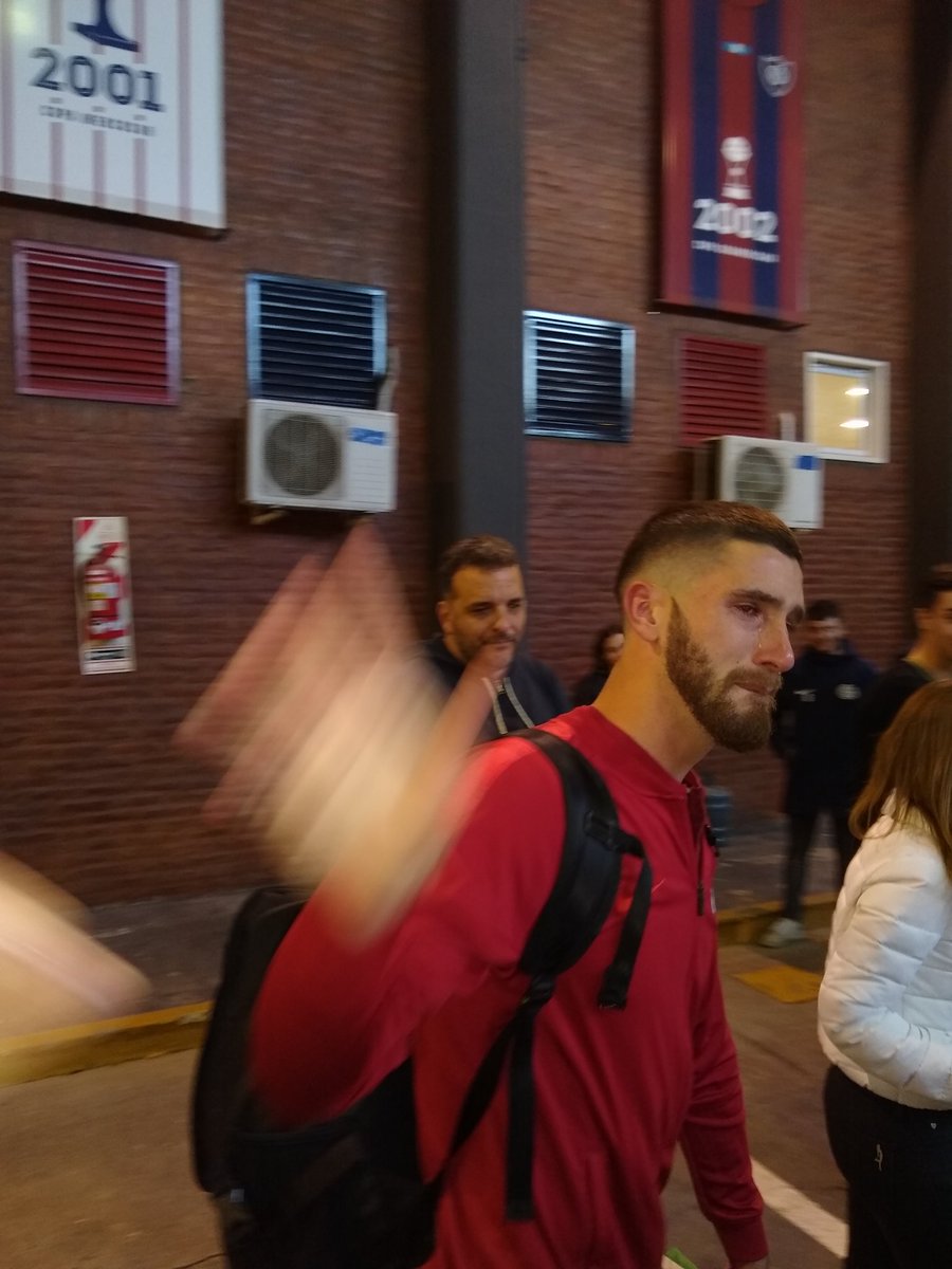 Gonzaaorellano's tweet photo. Se despide Senesi de #SanLorenzo con lágrimas en los ojos. Se va al aeropuerto para firmar todo con Feyenoord. @Primerysegundo https://t.co/yYKykRAC7T