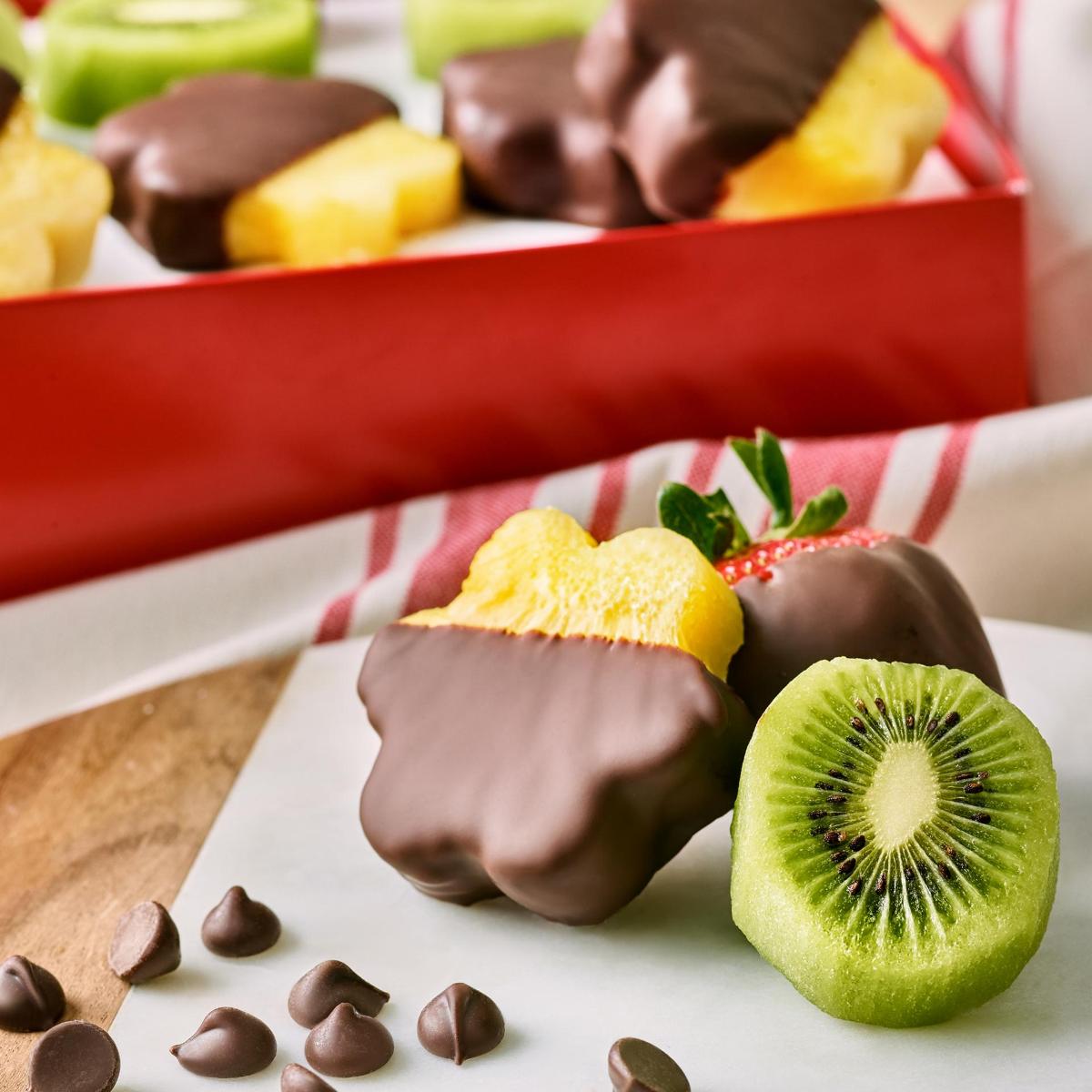 EdibleGroveCA's tweet photo. Raise your hands if you love three-day-weekends, fresh fruit, and summer fun! 🙌 #EdibleArrangements https://t.co/9kkkt2shLh