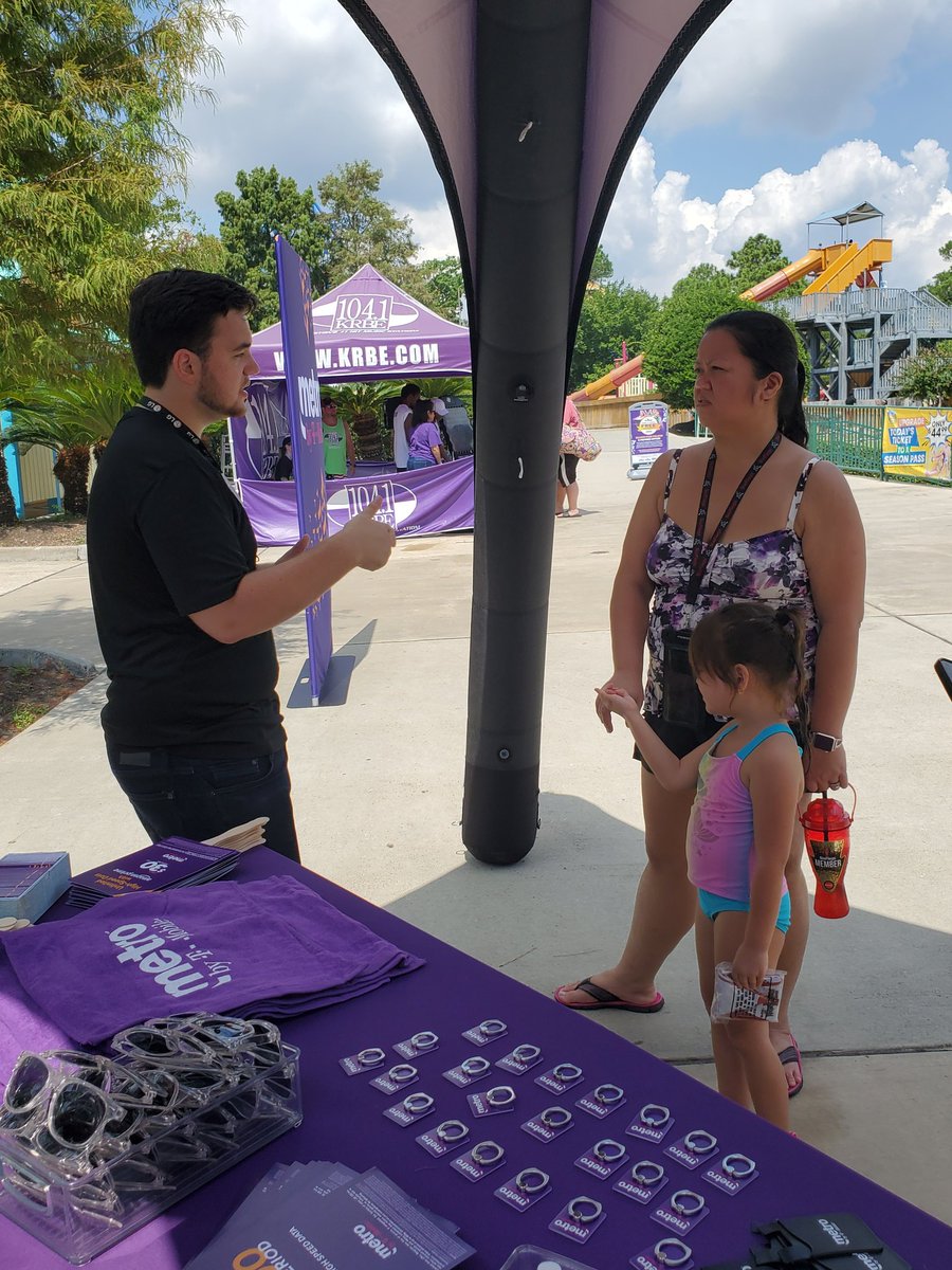 IlsaVargas's tweet photo. Awesome Labor Day weekend fun at Six Flags Hurricane Harbor, letting everyone know the amazing value of @MetroByTMobile !!! #fieldmarketing #purplelife #iammetro #bemagenta Great job @NathalySuarez08 https://t.co/N07OQQsNKr
