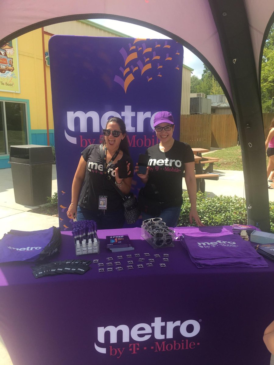 IlsaVargas's tweet photo. Awesome Labor Day weekend fun at Six Flags Hurricane Harbor, letting everyone know the amazing value of @MetroByTMobile !!! #fieldmarketing #purplelife #iammetro #bemagenta Great job @NathalySuarez08 https://t.co/N07OQQsNKr