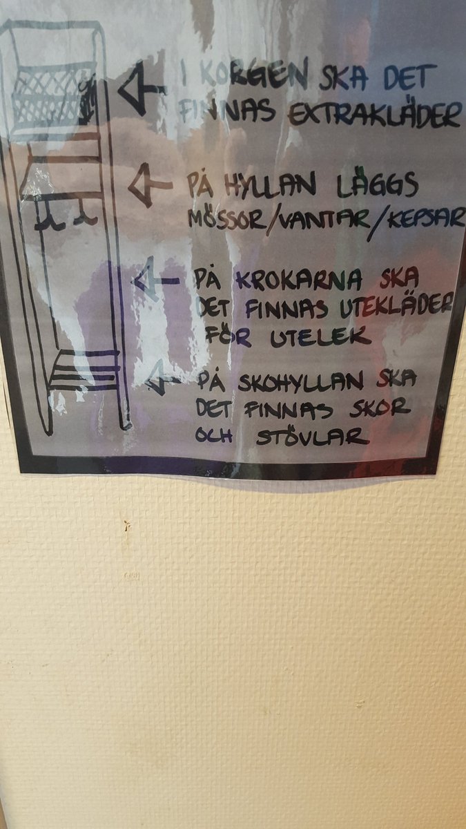Karl_K_Bonde's tweet photo. Skåpsordning för nyinryckta rekryter? Rätt svar är min yngstas dagis. Soldatdelen av min själ fröjdas. #putsochstuds #ordnungmustsein https://t.co/bREAKRxEEW