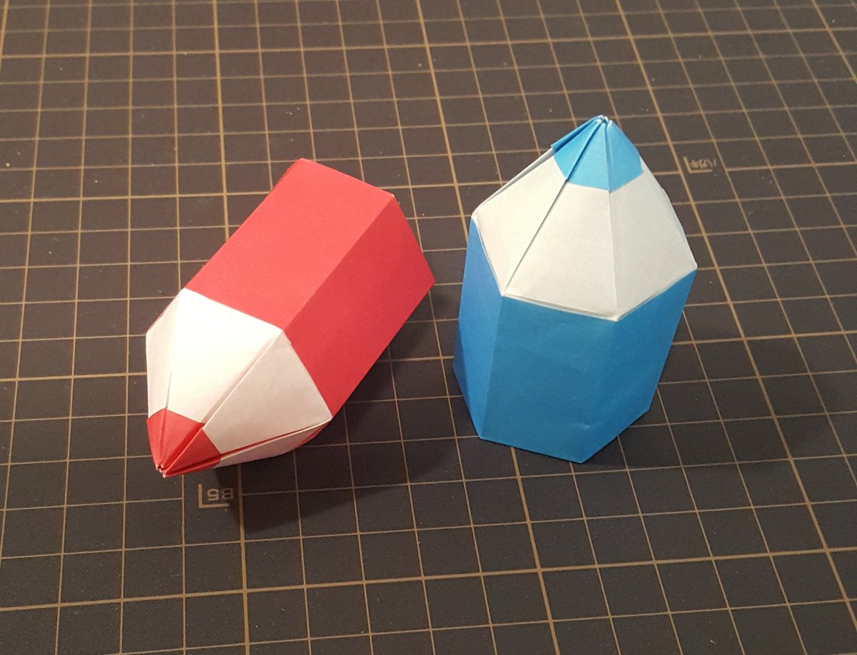 Tatsumi 折り紙作品 いろえんぴつ 折り手 私 創 作 私 正方形不切一枚折 15cm折り紙 数年前に思い付いたものですが 先端を糊を使わずにまとめる方法が見つからずお蔵入りしていましたが 今回やっと思い付いたので作り直すことができました