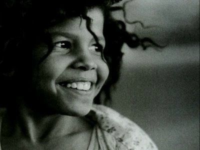 Tout sourire est beau; mais le plus beau de tous est celui qui s'esquisse et éclot sur un visage grave où l'innocence et la beauté de l'âme se lisent dans les yeux. Il est aussi beau qu'un soleil qui déchire des nuages en les mettant en feu.