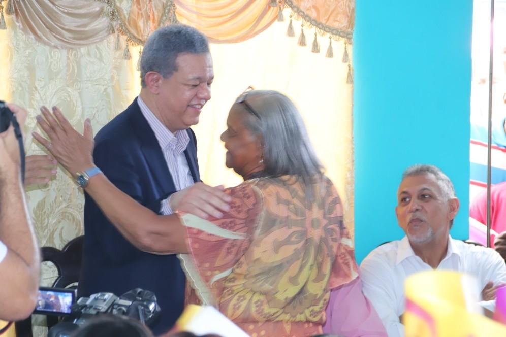 FPcomunica's tweet photo. .@LeonelFernandez nos cambio la bateas por lavadoras y los anafes por estufas, es una de la razones por la que el 6 de octubre nos levantaremos bien temprano a llevar a nuestra gente a las urnas, expresó la dirigente peledeista, Juana Soriano.
#LaFuerzaDelPueblo
#LeonelEnSanPedro https://t.co/nChEOWC0Q6