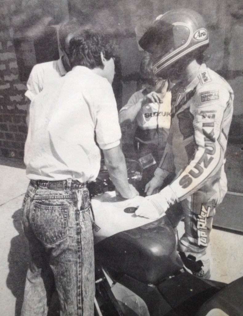 popsyosh34's tweet photo. 1987 Kenny Irons 🇬🇧🏁 RGV500 XR72 💥⚡️💥 #SimonT https://t.co/mxCW6BxYZF