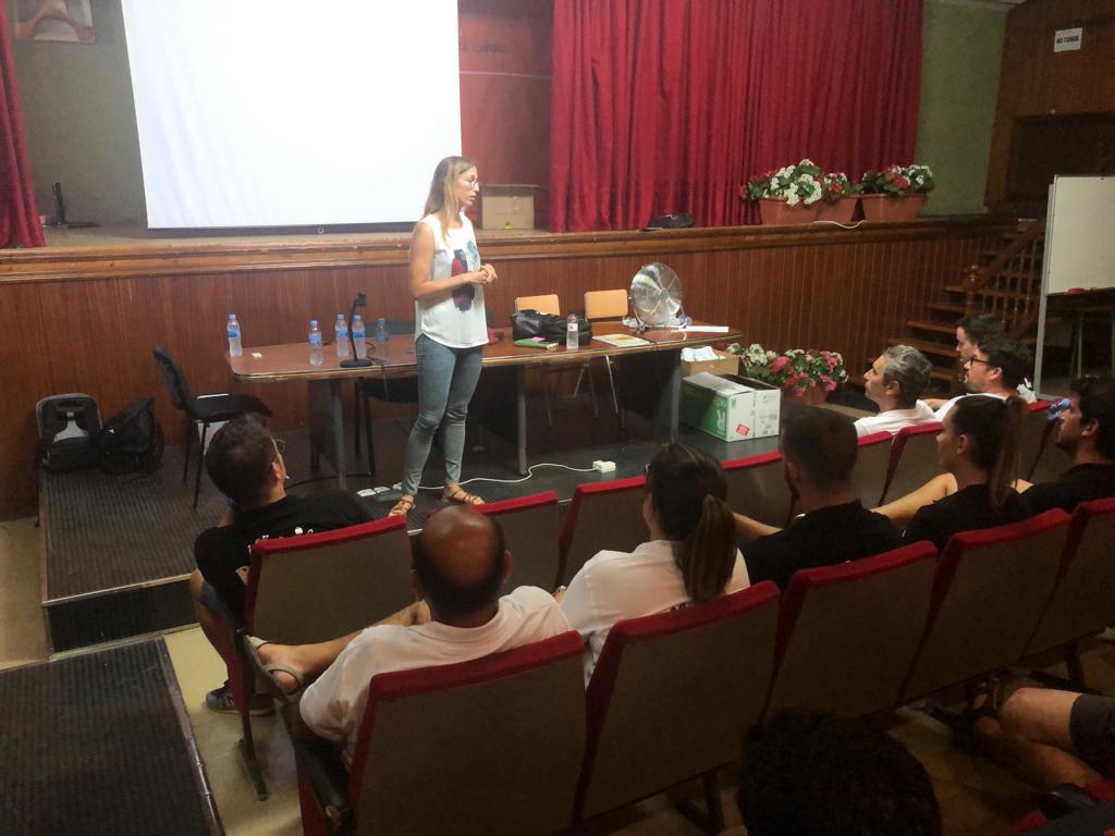 ComArbitresFBIB's tweet photo. Stage CBAB | Moment ara per a la xerrada de la psicòloga esportiva Azu García (Ment). Exposició sobre de quina manera gestionar les diferents situacions de partit.

#IllesDeBàsquet
#vineaarbitrar https://t.co/YYCehniIbL