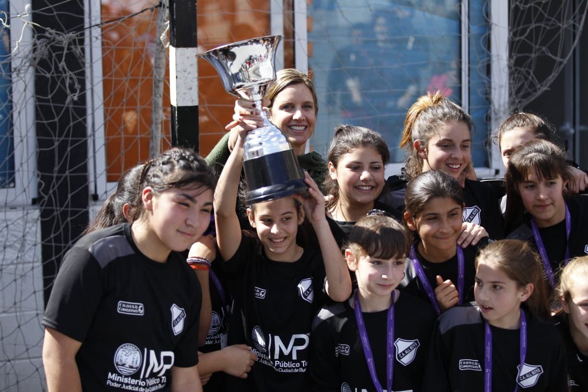 yaelbendel's tweet photo. Con Verónica Rivero, presidenta de Futsal Femenino de @afa, y Betty García, pionera del fútbol femenino, hicimos la entrega de premios de la #CopaMPT 👩🏻⚽👩🏼⚽👩🏻‍🦰 https://t.co/UuAB7Uw9NT
