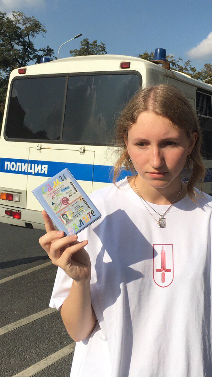 kultrab_'s tweet image. сегодня прекрасный день - толпы людей на улицах и пустые автозаки, как сказал наш друг @sofeev, 
но давайте не забывать что ни в чем не виновные люди сидят в сизо по придуманным обвинениям.. 3 числа суды у многих из них, за «афишей» следите у @mediazzzona и приходите пожалуйста.