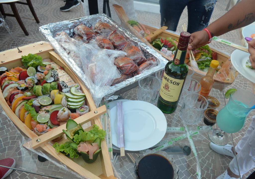 DecoracoesDa's tweet photo. Sushi, Tábua de Queijos &amp; Buquê de Frutas... Nunca falha! https://t.co/dADgZ5RV1S