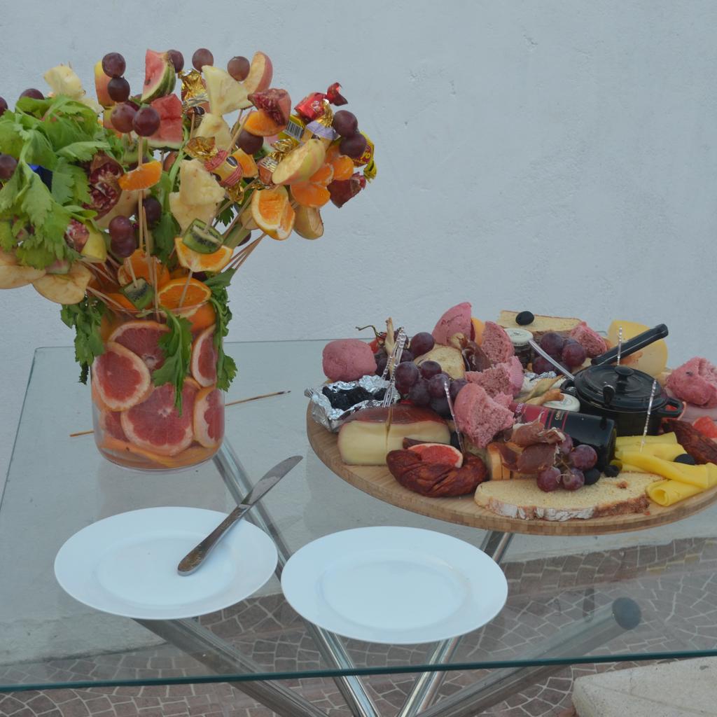 DecoracoesDa's tweet photo. Sushi, Tábua de Queijos &amp; Buquê de Frutas... Nunca falha! https://t.co/dADgZ5RV1S