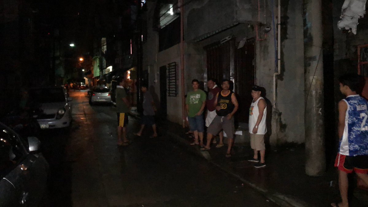 JonathanAndal_'s tweet photo. LOOK: Pasado ala-1 na ng madaling araw, gising pa rin ang mga taga-Brgy Malanday. Wala na raw tulugan ngayong magdamag para bantayan ang galaw ng ilog @gmanews https://t.co/VPXgCq8MfG